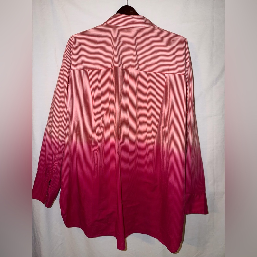 Classic long-sleeved button-down shirt for ladies
LaneBryant size 26/28 - Picture 5 of 7